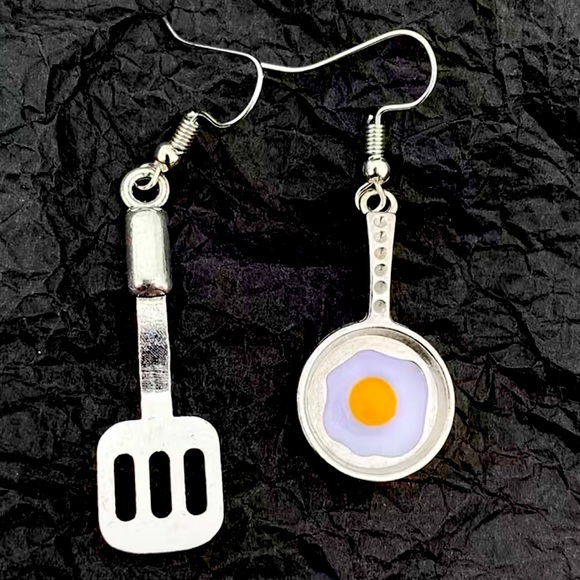 NWT fried egg 🍳 earrings - Picture 1 of 4